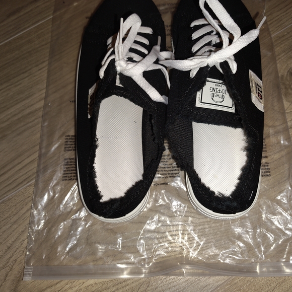 Denim&Co Black and White Sneakers - Picture 4 of 5